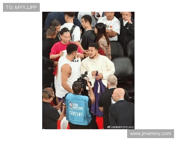 期待NBA中国赛太阳官方分享德文布克与中国布克亲密互动瞬间